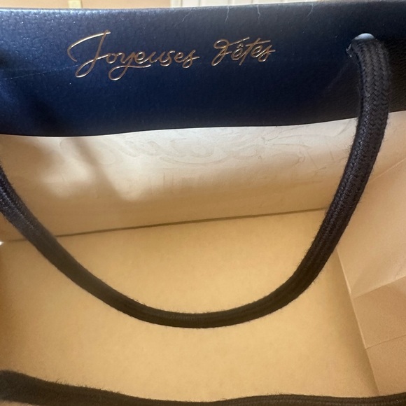 Louis Vuitton large gift bagππππππππππ
Great for storage and decoration - Picture 11 of 12